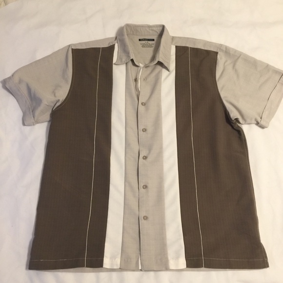 Van Heusen Studio. Large short sleeve butt… - Picture 2 of 4